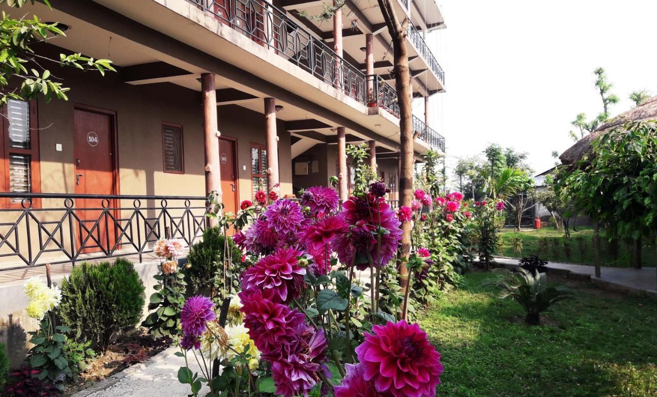 Hotel Park Inn Chitwan Sauraha Exterior photo